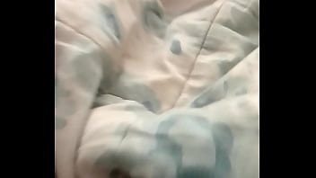 Solita en la camita mira su culazo