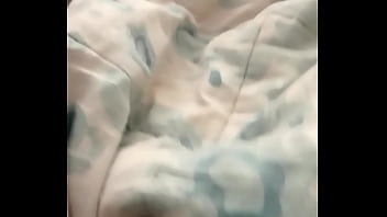 Solita en la camita mira su culazo