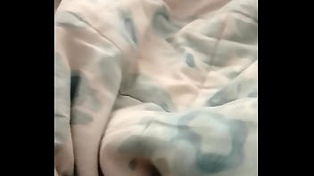 Solita en la camita mira su culazo