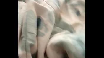 Solita en la camita mira su culazo