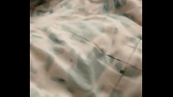 Solita en la camita mira su culazo