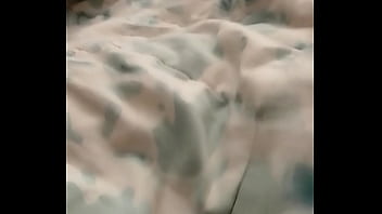 Solita en la camita mira su culazo