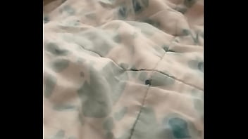 Solita en la camita mira su culazo