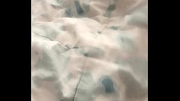 Solita en la camita mira su culazo