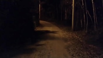 Casal Transando Com Motorista Do Uber No Meio Da Rua thumbnail