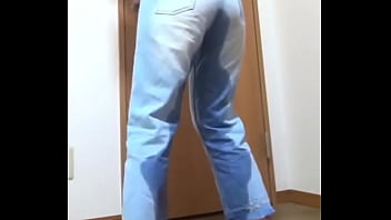 お兄ちゃんがトイレ使ってるせいでおもらししてしまった妹