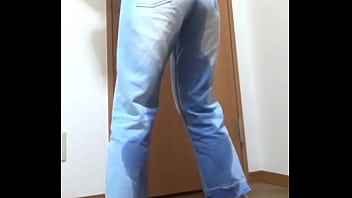 お兄ちゃんがトイレ使ってるせいでおもらししてしまった妹