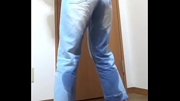 お兄ちゃんがトイレ使ってるせいでおもらししてしまった妹