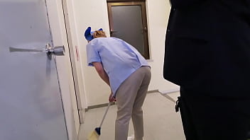 パート3 毎日オフィスの清掃してくれる人妻パートさんは地味だけど妙にソソると男性社員の中で噂になっているらしい。それもそのはず…だって僕が毎日性処理に使っているんだから。清掃中の触ってくれと言わんばかりに突き出したお尻をフルタイムセクハラ。