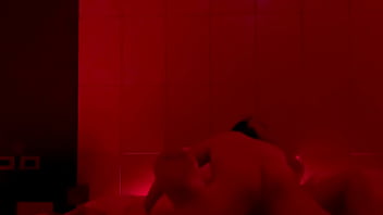 Le doy duro a mi novia en el cuarto rojo y me monta con sus tetotas