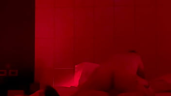 Le doy duro a mi novia en el cuarto rojo y me monta con sus tetotas