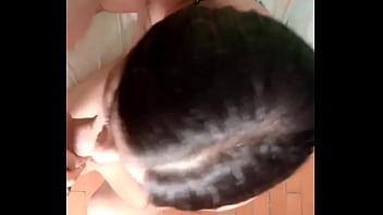 Novata timida se traga la leche