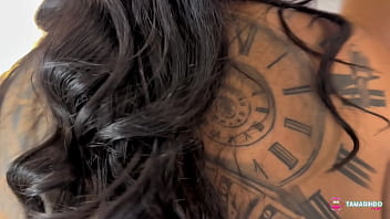 Mi amigo me despierta después de la fiesta para mostrarme que estábamos con una modelo de pasarela