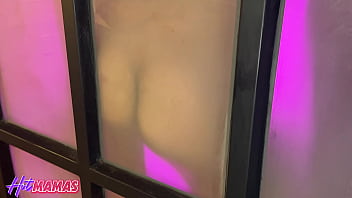 Milf arretada realiza fantasia de fazer sexo grupal com 3 caras