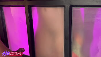 Milf arretada realiza fantasia de fazer sexo grupal com 3 caras