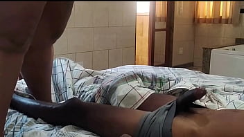 Cavala fudendo com magrinho dotado no pelo