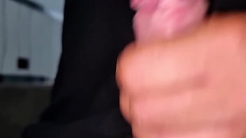 Assolo sborrata sega cazzo enorme in primo piano con intenso orgasmo