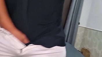 Assolo sborrata sega cazzo enorme in primo piano con intenso orgasmo