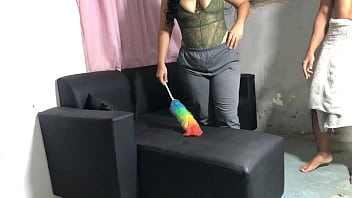 Joven no se aguanta al enorme culo de la sirvienta guatemalteca