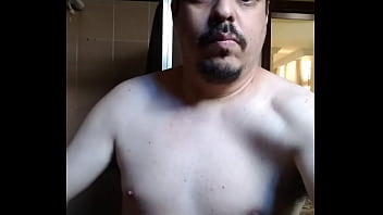 Homem sem camisa se mostrando