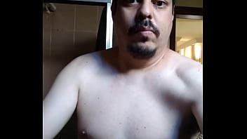 Homem sem camisa se mostrando