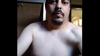 Homem sem camisa se mostrando