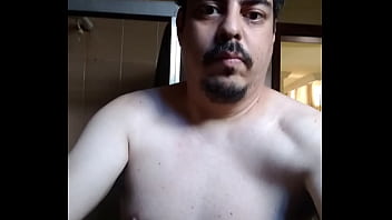 Homem sem camisa se mostrando