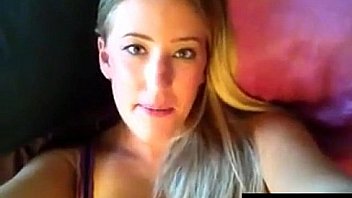 Amyfoxy469 shows feet webcam
