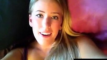 Amyfoxy469 shows feet webcam