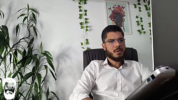 Mentiu pra esposa e gozou vendo pornô gay no escritório