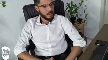 Mentiu pra esposa e gozou vendo pornô gay no escritório