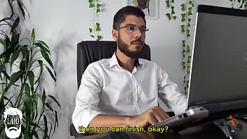 Mentiu pra esposa e gozou vendo pornô gay no escritório