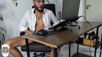 Mentiu pra esposa e gozou vendo pornô gay no escritório