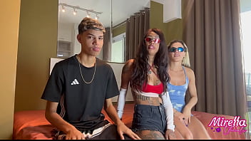 Amigos novinhos ficam sozinhos em casa e perdem virgindade