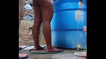 Me salio caro bañarme en el patio termine con el culo full de semen