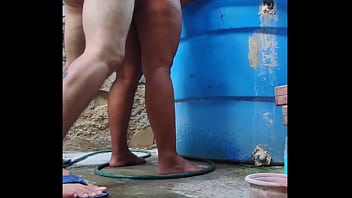 Me salio caro bañarme en el patio termine con el culo full de semen