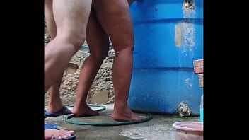 Me salio caro bañarme en el patio termine con el culo full de semen