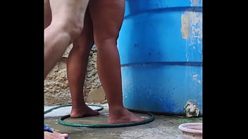 Me salio caro bañarme en el patio termine con el culo full de semen