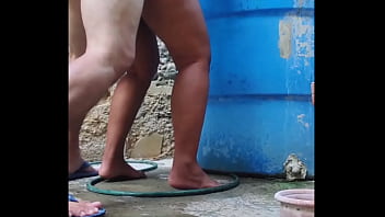 Me salio caro bañarme en el patio termine con el culo full de semen