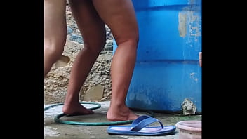 Me salio caro bañarme en el patio termine con el culo full de semen