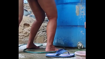 Me salio caro bañarme en el patio termine con el culo full de semen