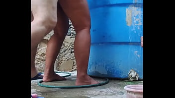 Me salio caro bañarme en el patio termine con el culo full de semen