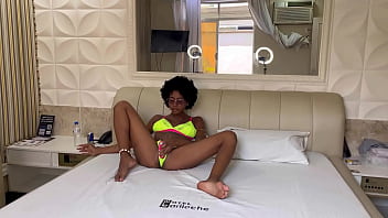 Essa ebony peluda chupou tanto que me molhou todo pela primeira vez no motel