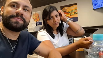 Praça da morena pelada buceta quente e leitada na boca em público