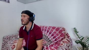 Blowjob and fuck with my gamer boyfriend