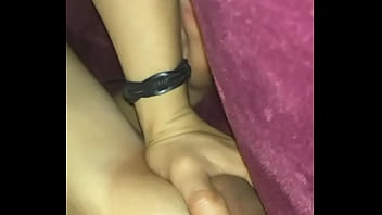 Apretando las ricas tetas de mi esposa