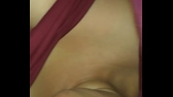 Apretando las ricas tetas de mi esposa