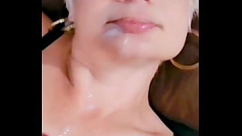 J'ai soif tu as pascenvie de te vider sur mon visage ou dans ma bouche