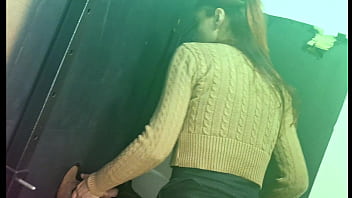 Marido leva esposa pela primeira vez no gloryhole no pelo