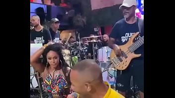 Dançarina Gostosa Dançando Samba Ao Vivo Impossível Não Ficar De Pau Duro thumbnail